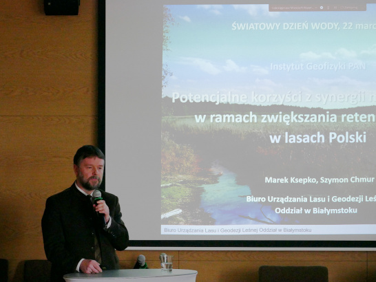 dr inż. Marek Ksepko zaprezentował potencjalne korzyści z synergii małych działań w ramach retencji leśnej Polski