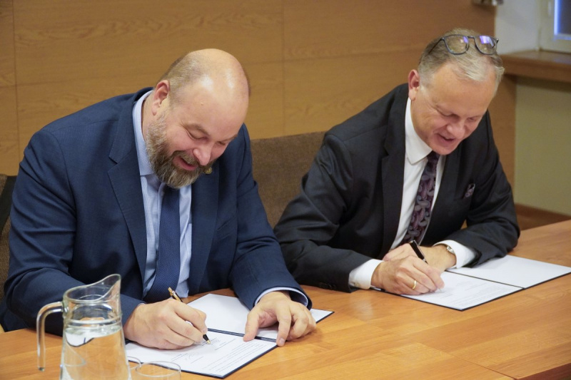 Uroczyste podpisanie umowy o współpracy z SGGW - podpisanie umowy