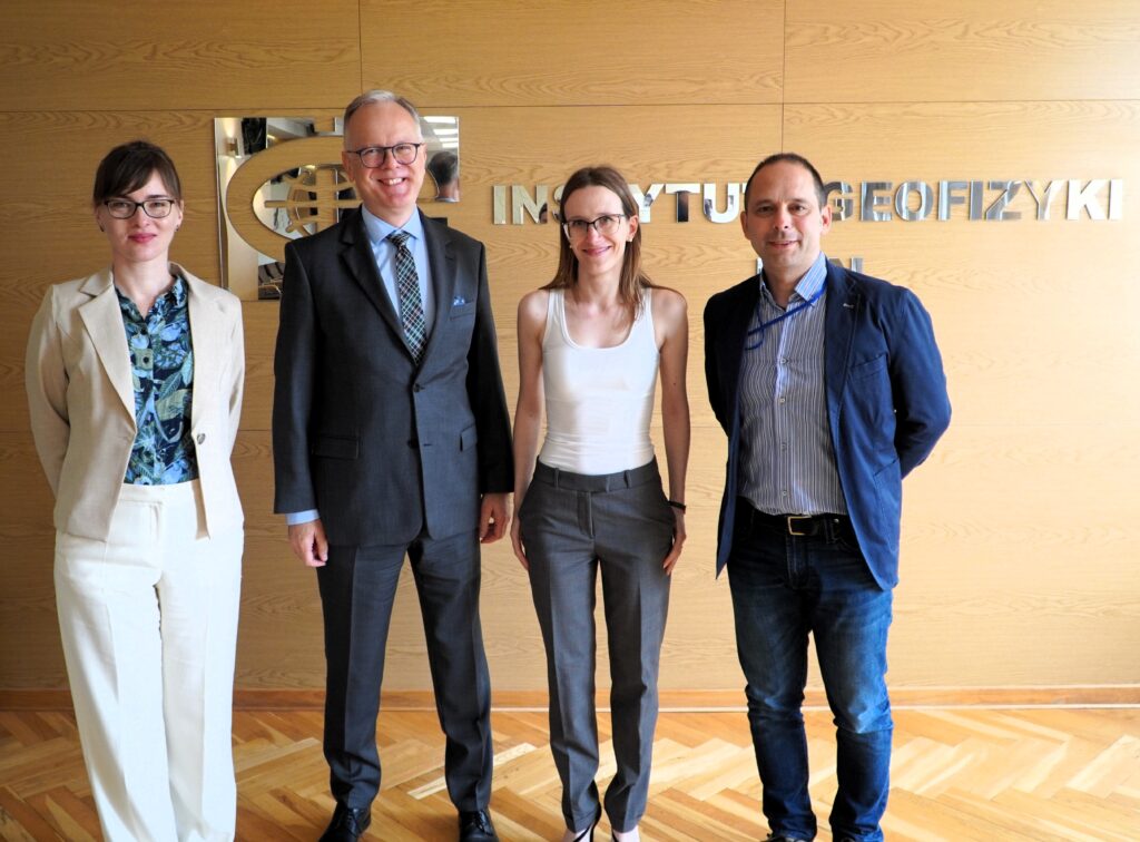 The photo shows, from left to right: Dr Magdalena Mrokowska, Prof. Paweł Rowiński, Arianna Varrani, MA, and Associate Professor Massimo Guerrero.
