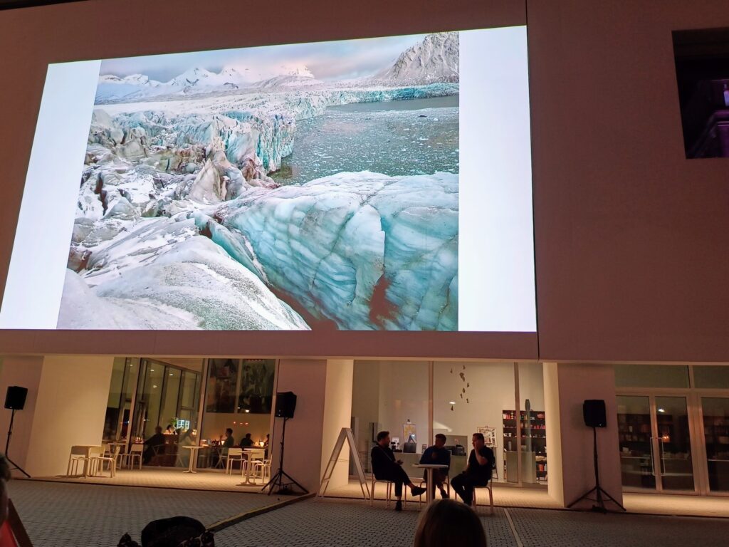 Na zdjęciu widok na Spitsbergen, zdjęcie wyświetlane w Muzeum Sztuki Nowoczesnej w Warszawie