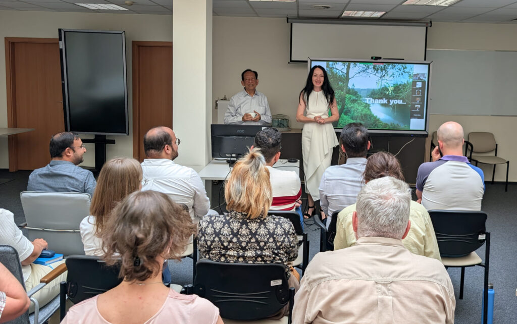 Prof. Harsh Gupta and Prof. Beata Orlecka Sikora talk on the seminary in August 2025 in IG PAS