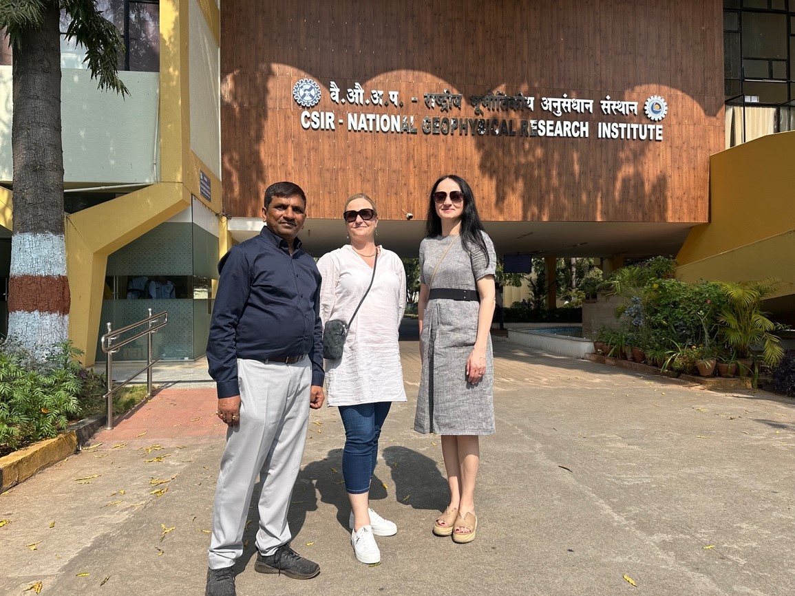 Dr Sandeep Kumar Gupta - Dyrektor ds Naukowych (NGRI), Anna Leśnodorska (IGF PAN) , Prof. Beata Orlecka-Sikora (IG PAN) przed głównym budynkiem NGRI, Hajdrabad, Indie