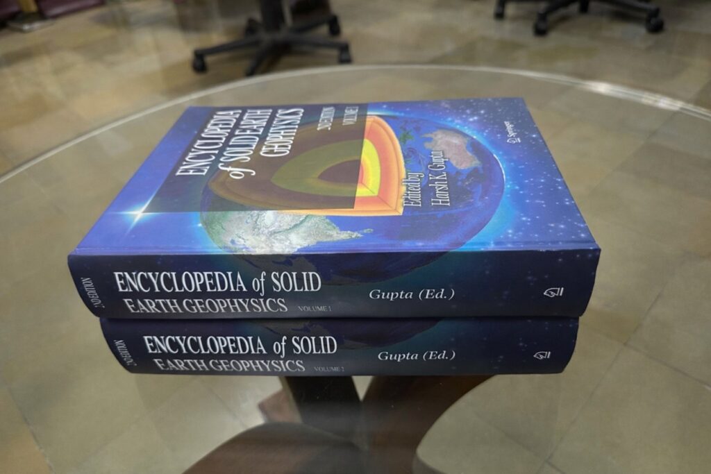 Encyklopedia Geofizyczna Twardej Ziemi – wydanie 2, red: H.Gupta, zawierająca wkład dotyczący zagrożeń antropogenicznych autorstwa Profesor Beaty Orleckiej-Sikory