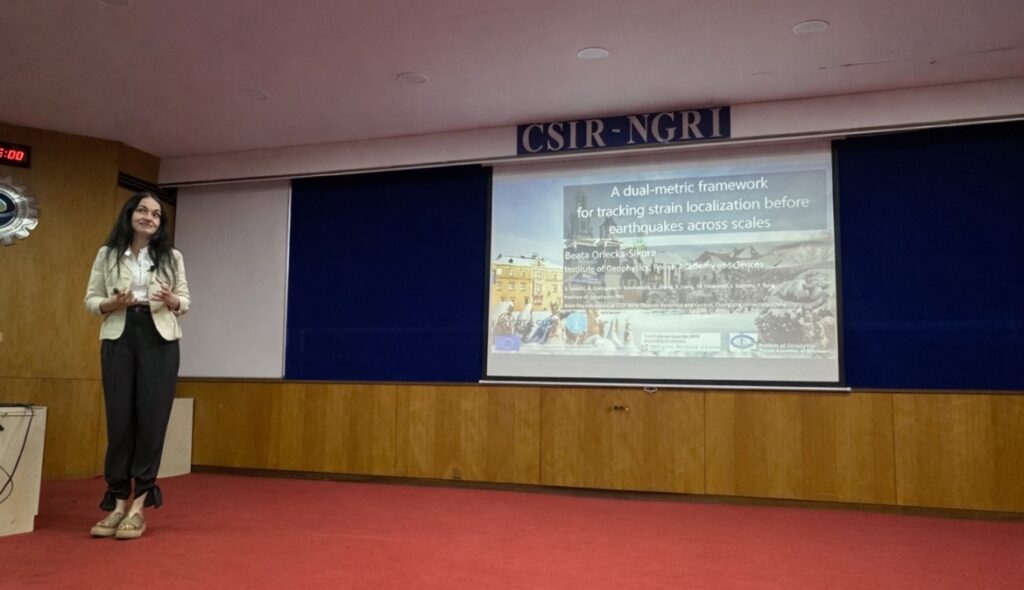 Prof. B.Orlecka-Sikora wygłasza referat pt. ”A dual-metric framework for tracking strain localization before earthquakes across scales”
