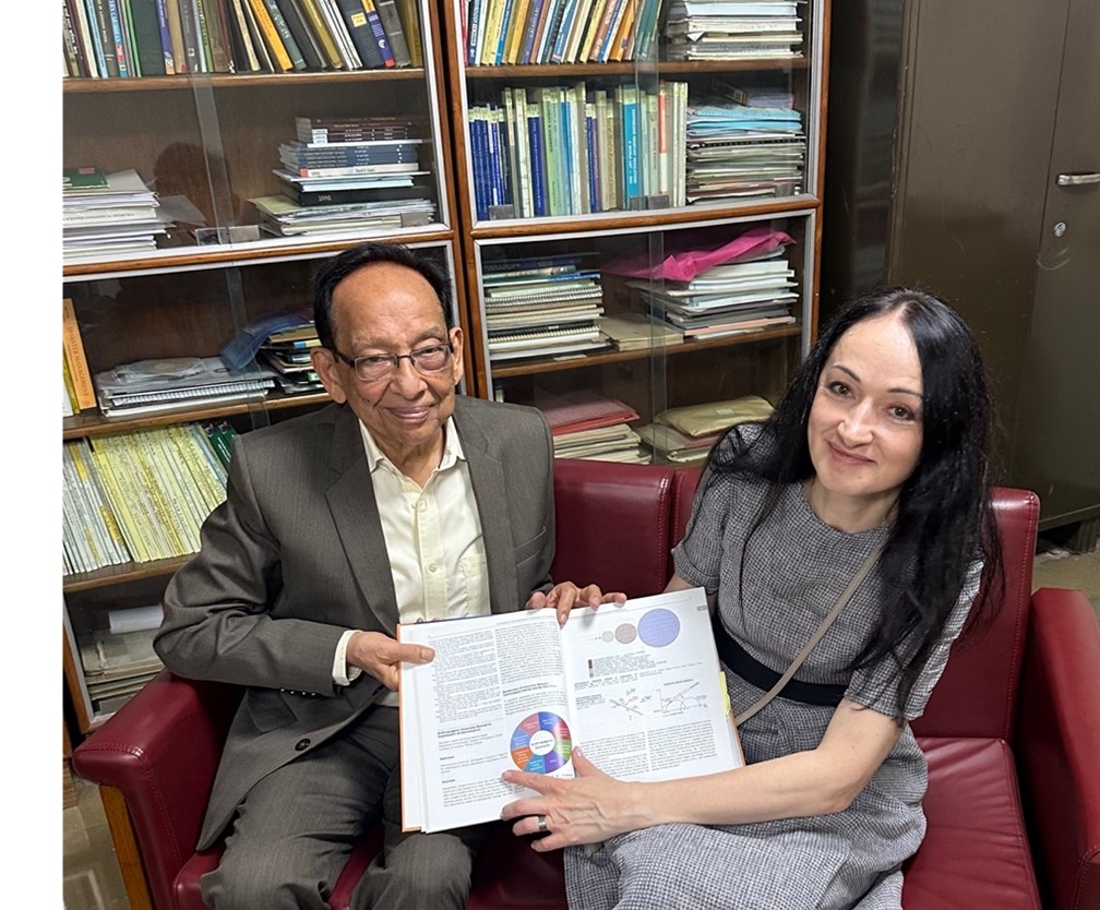 Prof. Harsh Guptaoraz Prof. Beata Orlecka-Sikora – pokazuje swój wkład w powstanie Encyklopedii