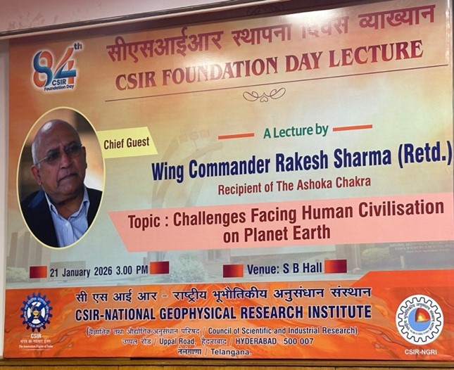 Komandor  Rakesh Sharma – Hinduski kosmonauta oraz pilot Sił Powietrznych Indii.