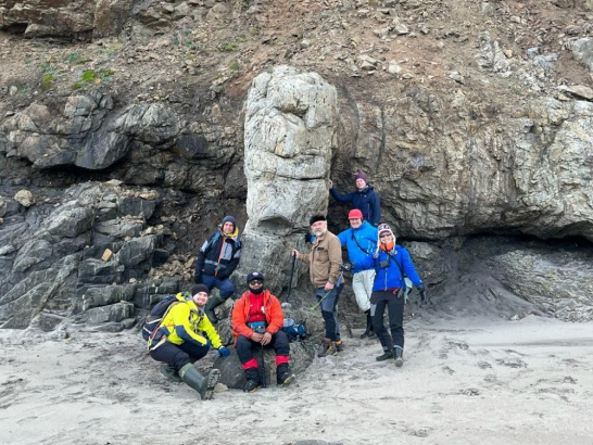 ‘Seven Islands Bay’, miejsce najbardziej wysunięte na północ, do którego dotarliśmy łodzią. Od lewej: Marcin Mieszczak, Rafał Szaniawski, Tanmay Keluskar, Daniel J. Dunkley, Martin J. Whitehouse, Rikke Vestergaard, Monika A. Kusiak.