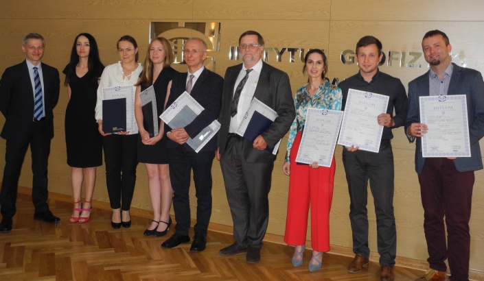 stoją od lewej; prof. Mariusz Majdański, prof. Beata Orlecka-Sikora, dr Izabela Pawlak, dr Emilia Karamuz, dr hab. Lech Krysiński, dr hab. Paweł Wiejacz, dr Sylwia Dytłow, dr inż. Andrzej Górszczyk, dr Tomasz Wawrzyniak