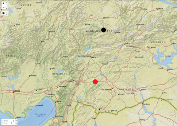 Rysunek 2. Dwa najsilniejsze wstrząsy o M7.8 (czerwony) i M7.5 (czarny) z 6 lutego 2023 roku w Turcji.
Mapka na podstawie strony USGS: https://earthquake.usgs.gov/earthquakes/map/?extent=37.19533,22.60986&extent=45.25942,43.70361&baseLayer=terrain.