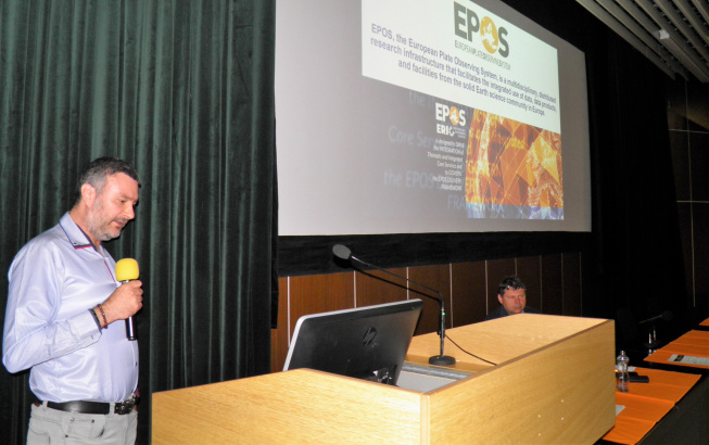 prof. Łukasz Rudziński podczas prezentacji na Sympozjum, fot.  Czech Association of Geophysicists