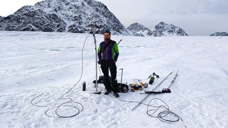 Waiting for GPS sync during a tap-test (simultaneous measurement of GPS position and cable offset togother with tapping on the cable to exceed a strong signal). The cable connectors are attached to the poles to make access in the winter feasible.