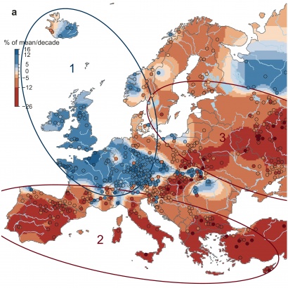 Regionalne trendy zmian wielkości powodzi w Europie, zaobserwowane na podstawie danych z lat 1960-2010. Na niebiesko oznaczono wzrost przepływów, a na czerwono ich spadki. Na mapie oznaczono również lokalizację 2370 posterunków wodowskazowych, z których pozyskano dane do analizy. 