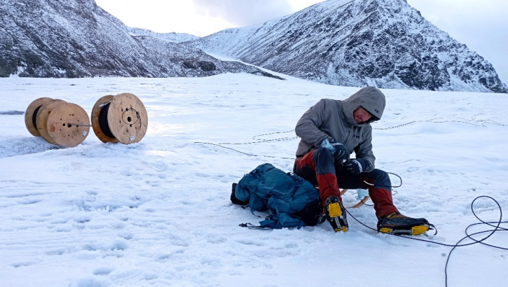 Andreas Wuestefeld connects two sections of the cable.