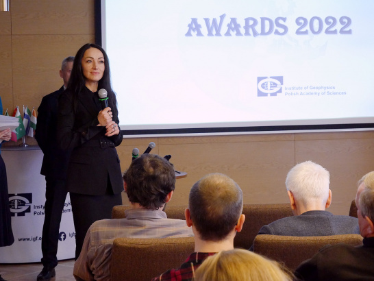 Na zakończenie tegorocznych odbiorów Pani Dyrektor Prof. Beata Orlecka-Sikora wręczyła  nagrody indywidualne i grupowe