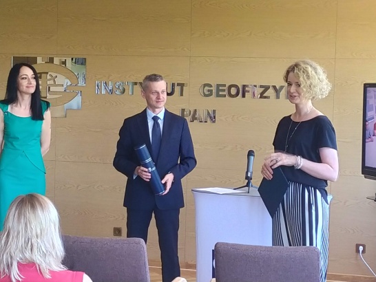 Dr Iga Szczepaniak-Wnuk odbiera nagrodę z rąk Dyrektora ds. Naukowych - Mariusza Majdańskiego (fot. DP -ASK)