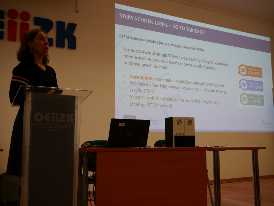 Dr Agata Goździk podczas wykładu dotyczącego projektu Scientix